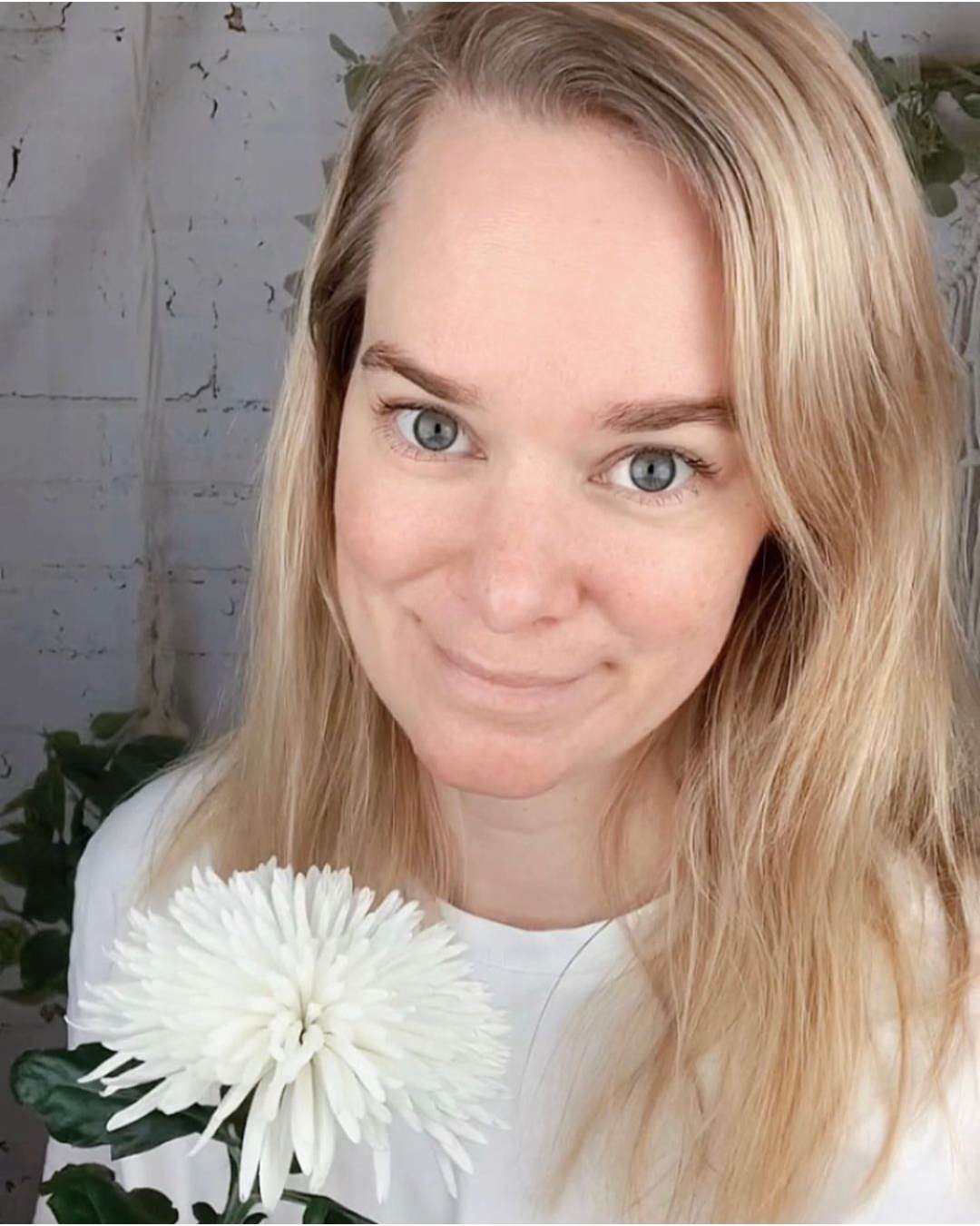 Sarah Zimmer in white T-Shirt and white flowers